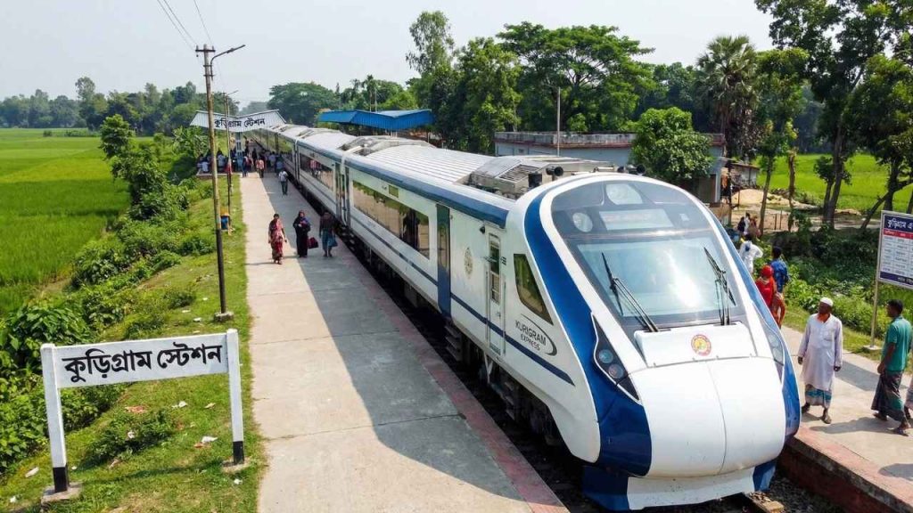 কুড়িগ্রাম এক্সপ্রেস ট্রেনের সময়সূচী অনুযায়ী স্টেশনে দাঁড়িয়ে থাকা একটি আধুনিক ট্রেন